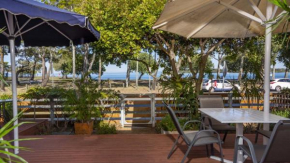 Modern Luxury Across From The Water Bongaree